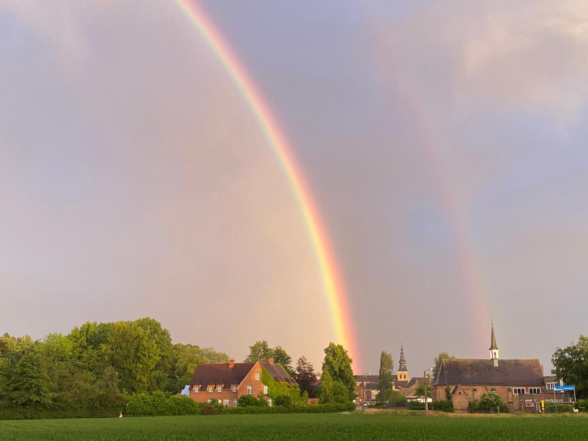 Het Bed Van Den Doktoor Meerhout Buitenkant foto